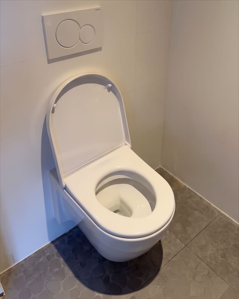 Le même WC, propre et débouché, après l’intervention.